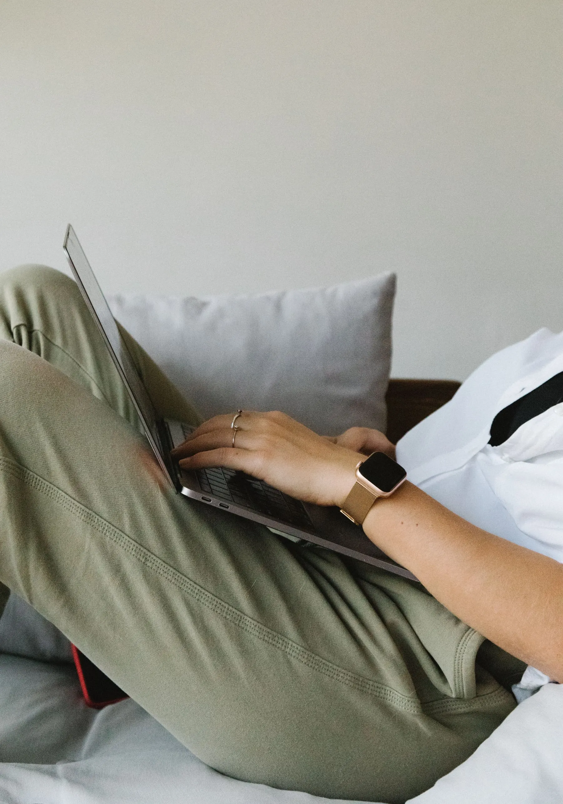 Pessoa usando smartphone em ambiente interno — foto ilustrativa (Pexels)